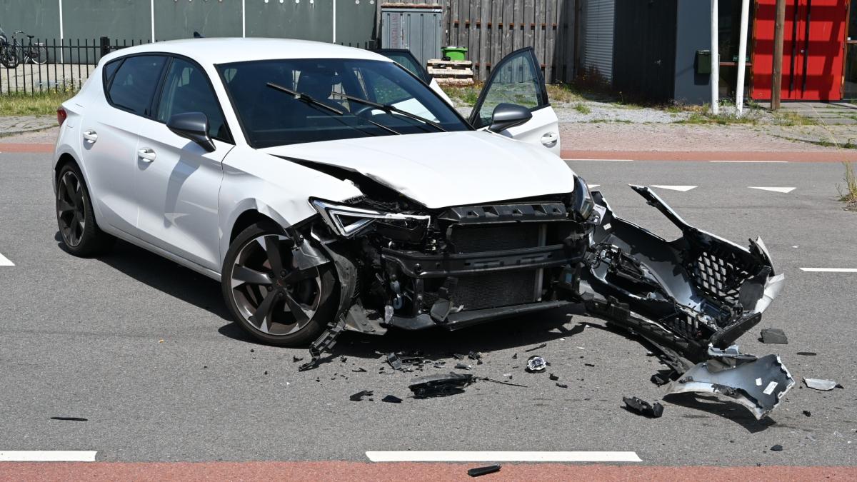 Botsing tussen twee auto's Alkmaar: één gewonde en weg deels afgesloten