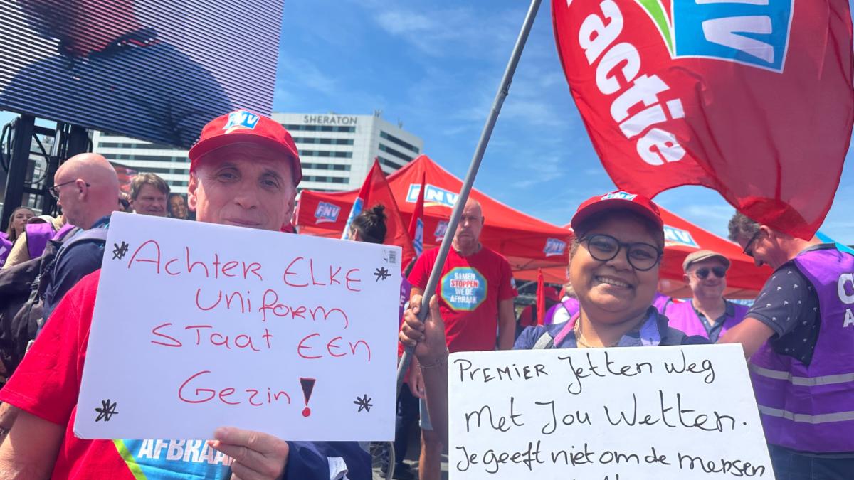 Schiphol-medewerkers in actie: 'Wij betalen de prijs van de bezuinigingen'en