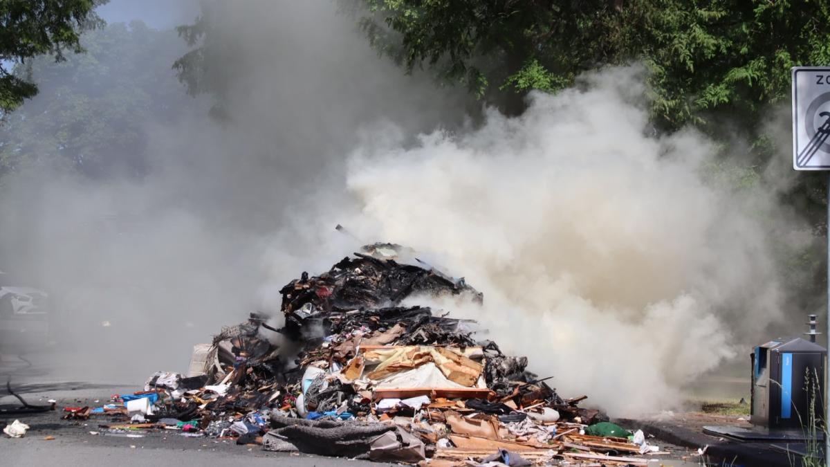 Brandende lading vuilnis uit voorzorg op straat gelost: 