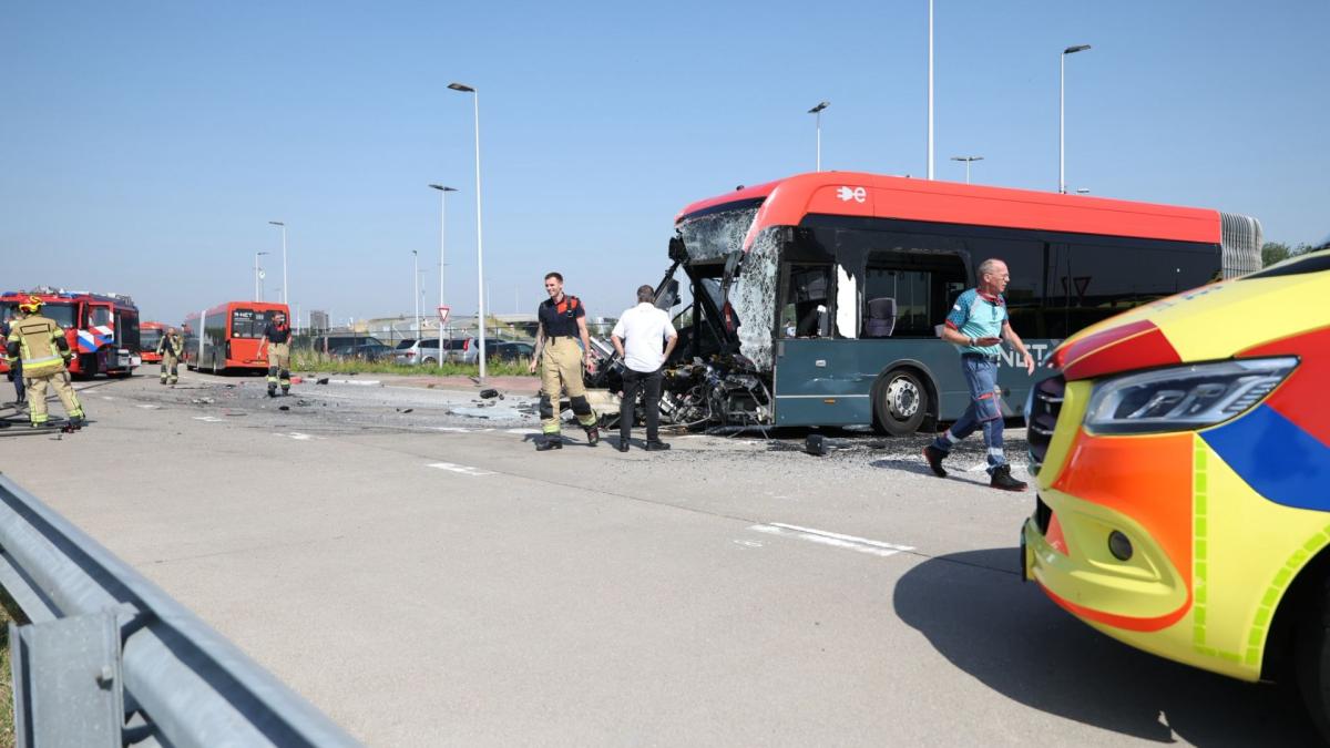Twee bussen op elkaar gebotst op Schiphol, chauffeur en twee passagiers gewond