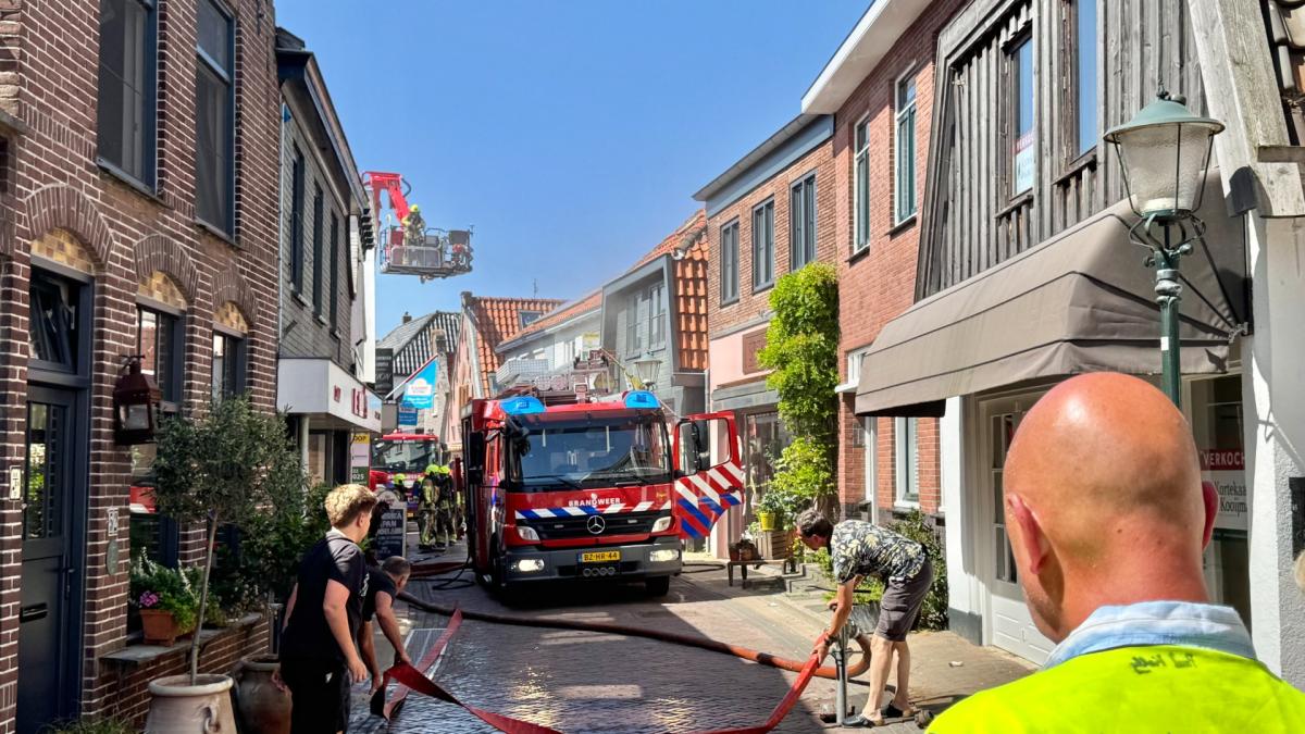 Uitslaande woningbrand Den Burg, omwonenden geëvacueerd