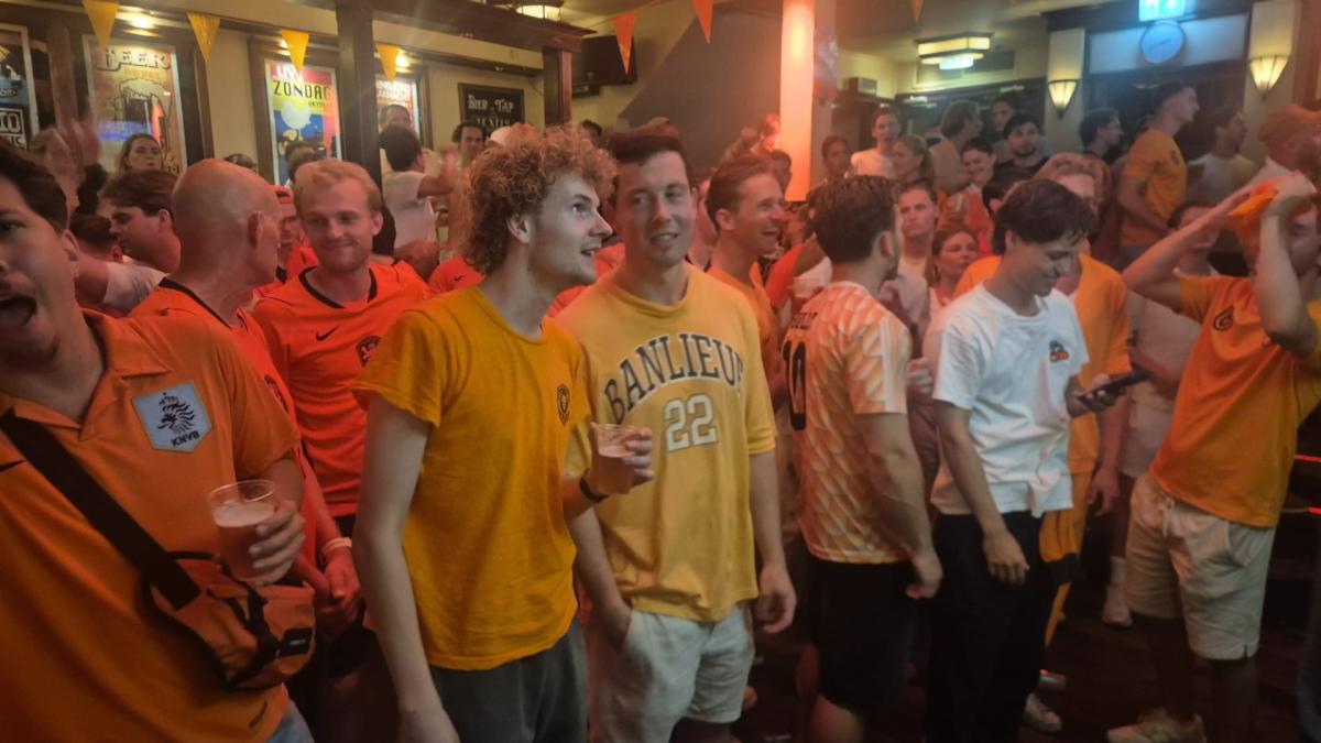 Zo keken supporters vannacht voetbal in snikhete Haarlemse kroeg