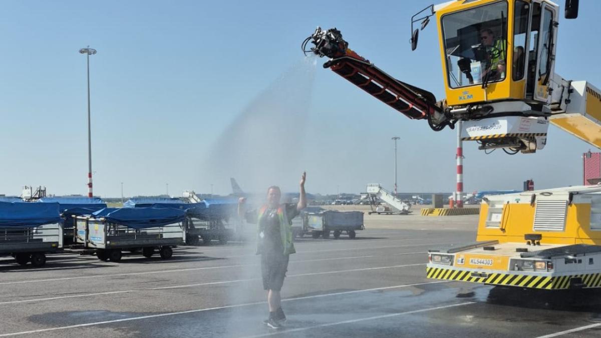 Zo zoeken Schipholmedewerkers verkoeling op bloedhete luchthaven