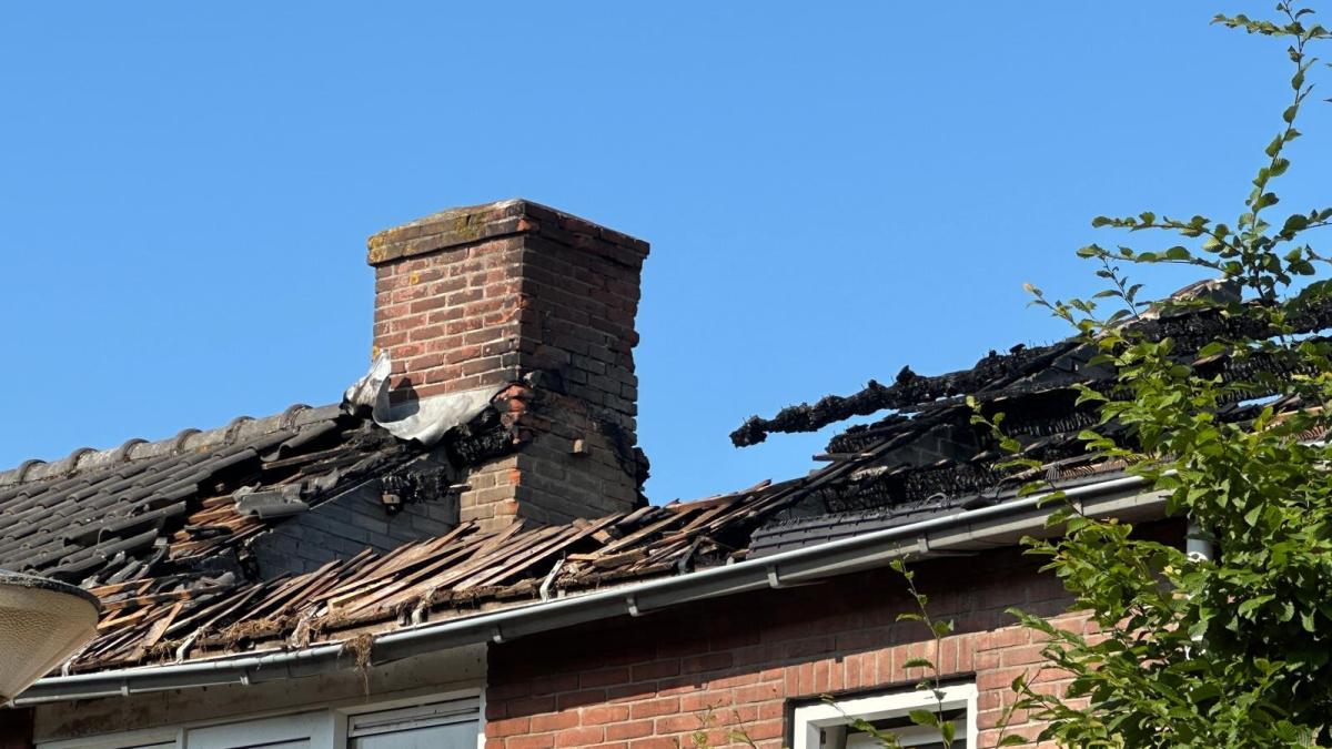 Flinke brand na blikseminslag in woning Landsmeer, 16-jarige jongen naar ziekenhuis