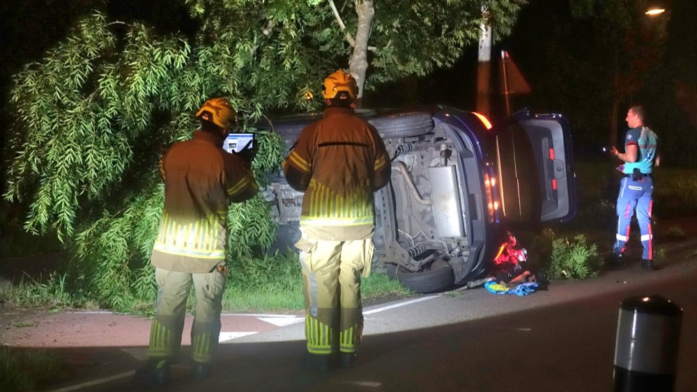 Liveblog: Auto botst tegen boom en belandt op zijkant • Auto te water in West-Graftdijk, bestuurder klimt er zelf uit