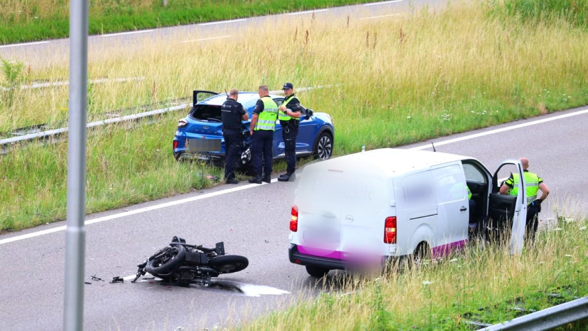 Motorrijder overleden na zware botsing met auto op N207 bij Nieuw-Vennep