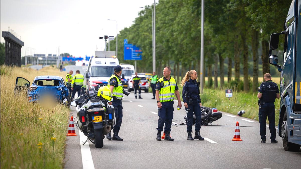 Vijf vrachtwagens met nepmerkkleding onderschept • Motorrijder overleden bij ongeluk Nieuw-Vennep