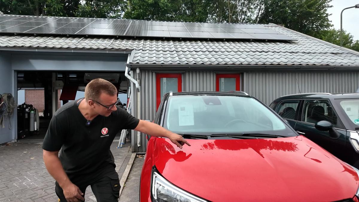 Enorme hagelstenen richten ravage aan bij autodealer in Loosdrecht: tot twee ton schade