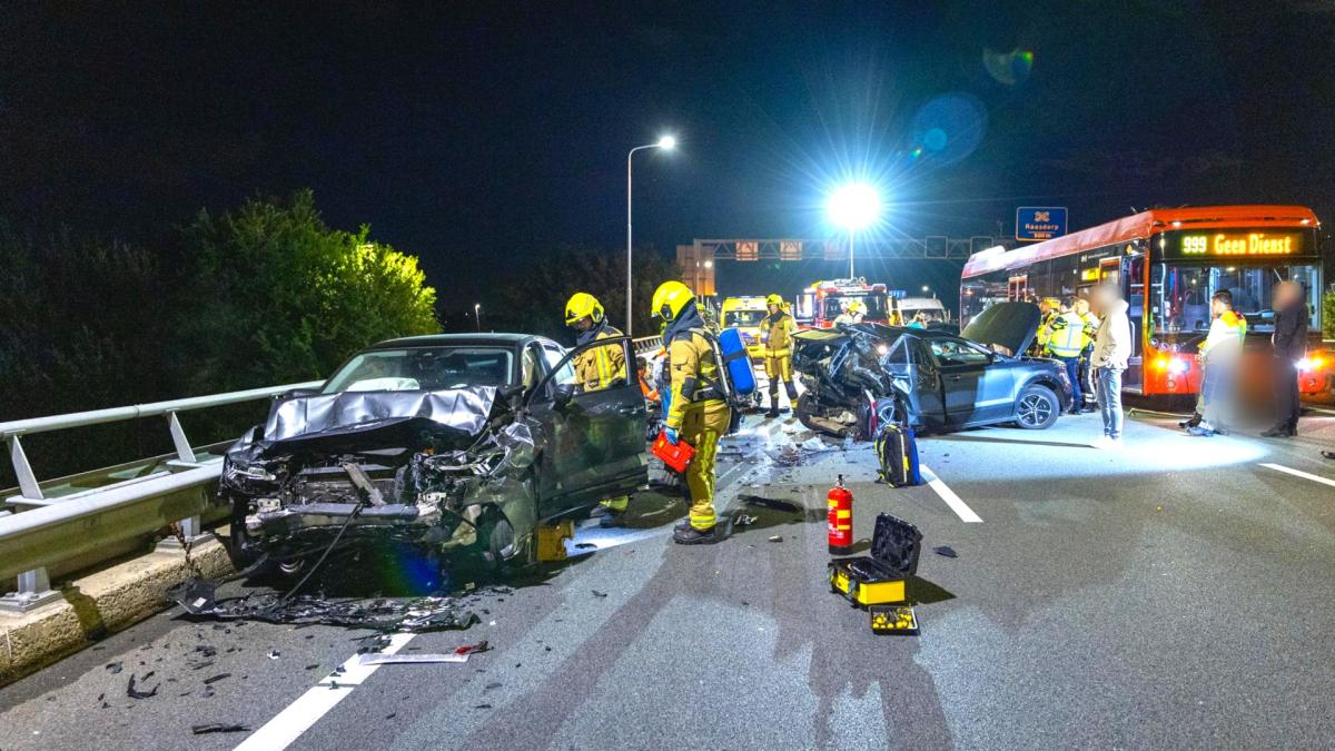 Ernstig ongeluk op A9 bij Zwanenburg, twee gewonden