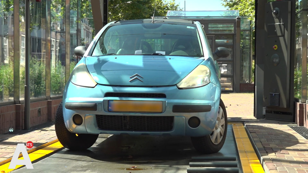 Car blocks elevator at Vijzelgracht garage: "Maybe it came up by itself"