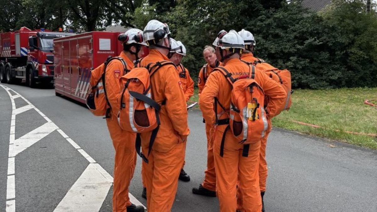 Reddingswerkers en honden speuren naar mogelijke overlevende explosie Huizen