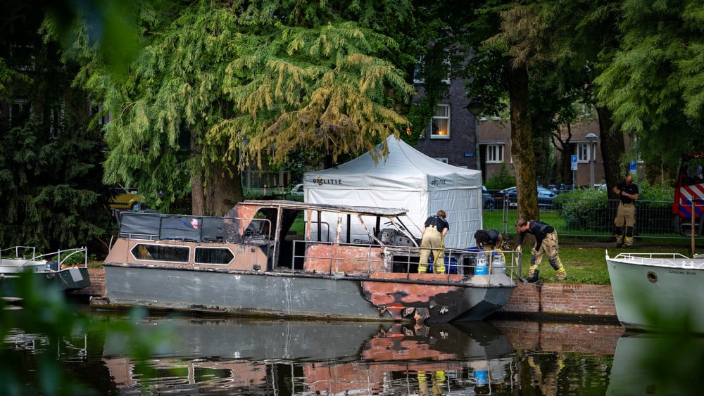 Fatal boat fire in Amsterdam's De Baarsjes neighborhood