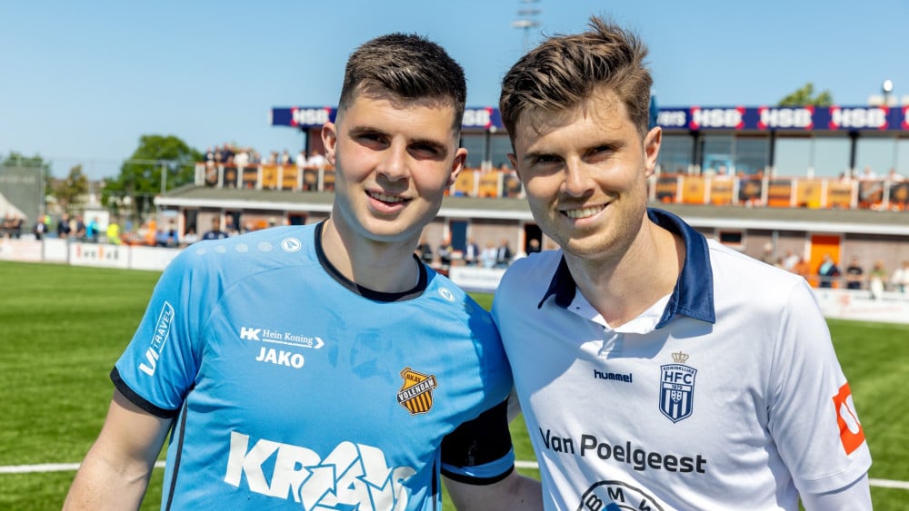 Broedertwist in Volendam: Dion en Gerry Vlak in onderonsje tussen de FC en RKAV