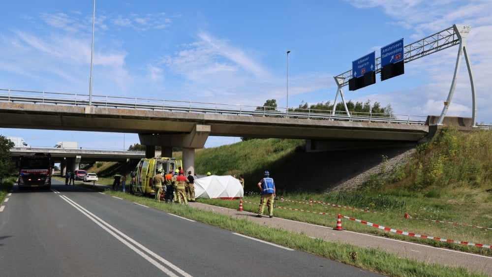 Motorist seriously injured after colliding with overpass near Lijnden