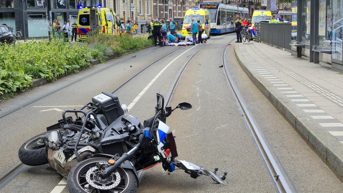 Politiemotor rijdt voetganger aan in Amsterdam