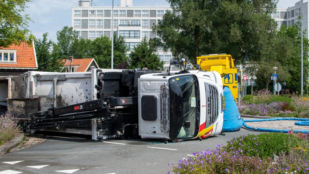 Truck overturned for hours due to sinkhole on Mosplein