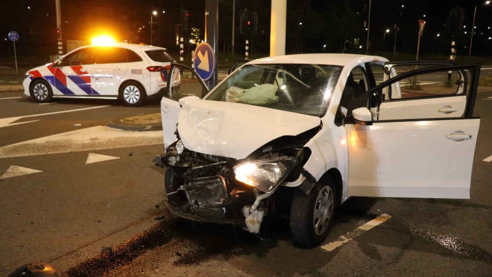 Three people flee after accident on IJburglaan, one injured