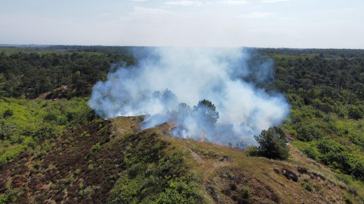 Natuurbrand in duinen op Texel, vuur nog niet onder controle