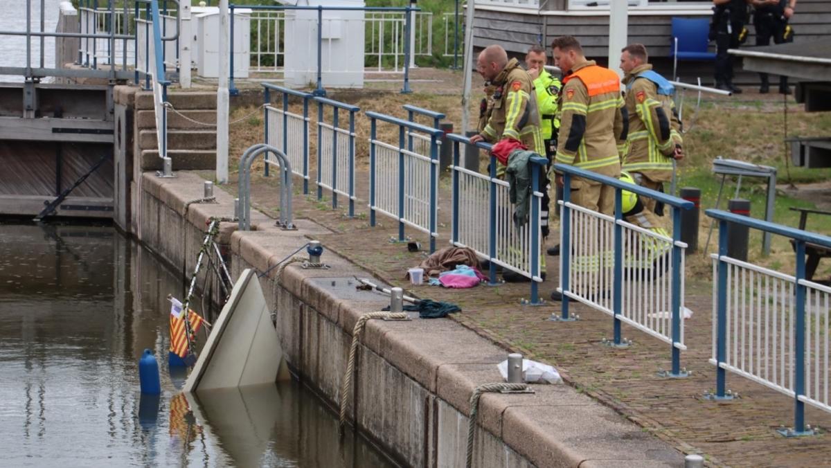 Schip gezonken in sluis, twee opvarenden uit water gered