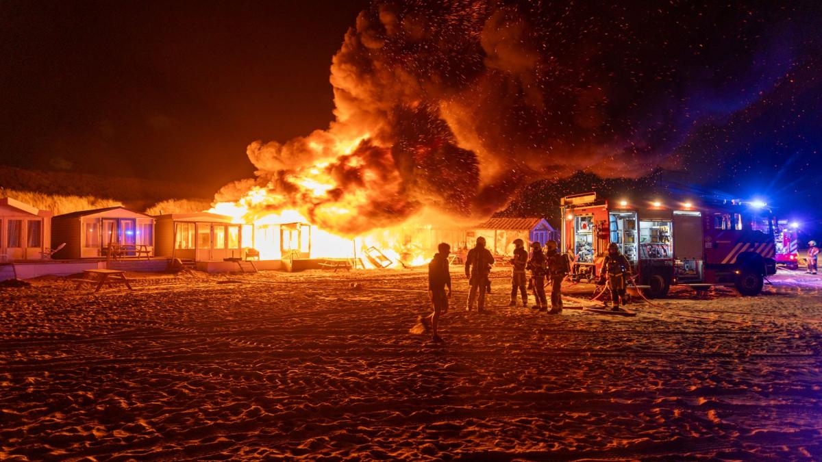 Zes strandhuisjes afgebrand in Velsen-Noord, een gewonde naar het ziekenhuis