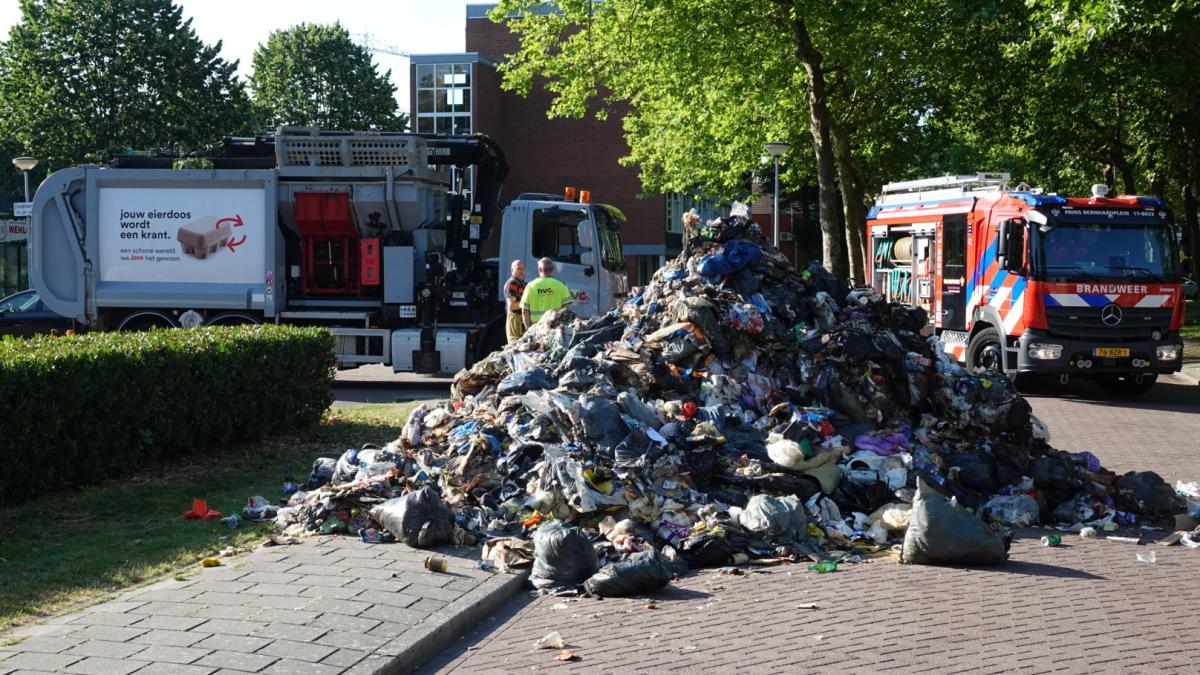 Grote zoekactie van politie door Haarlem-Schalkwijk • Afval op straat gedumpt na brand in vuilniswag