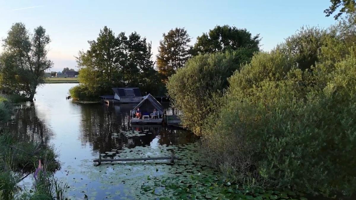 Langs de Vecht bij Weesp slaap je al dobberend naast een oud verdedigingswerk