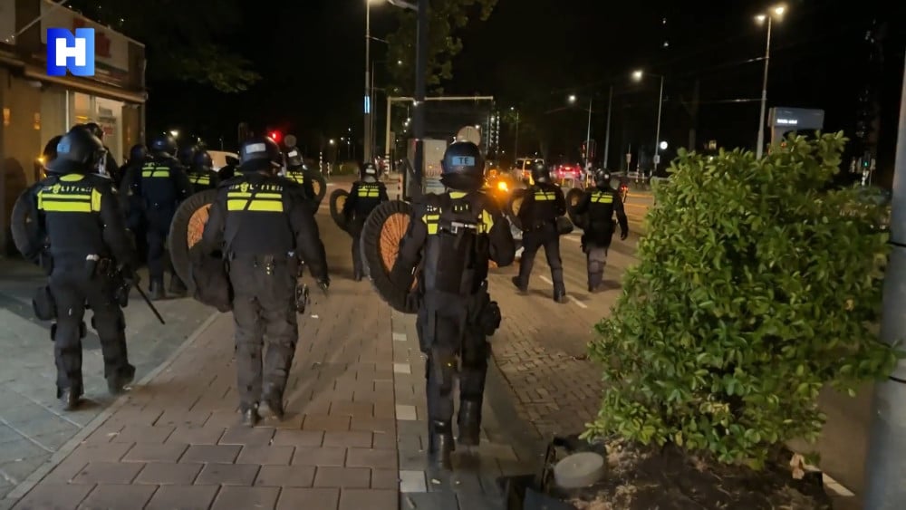 Politie bekogeld in Amsterdam na WK-wedstrijd Marokko, ME ingezet