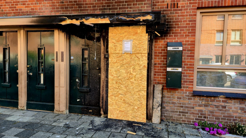 Fire and significant damage after explosion at home in Bos en Lommer