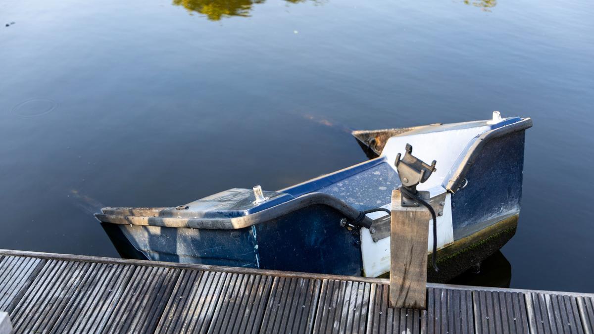 Brand op boot in Badhoevedorp, gewonde naar ziekenhuis