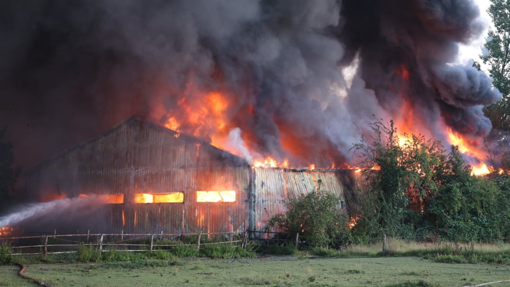 Major fire in barn along A4 near Weteringbrug