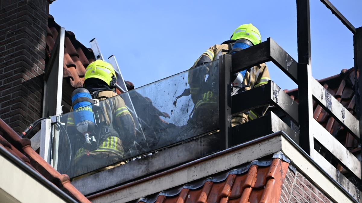 Balkon vliegt in brand in Alkmaarse binnenstad, flinke schade aan woning