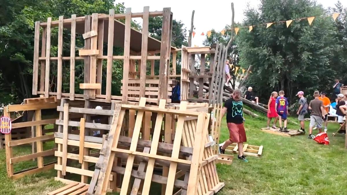 Zomervakantie begint met timmeren en zagen: 80 kinderen bouwen hut in Velserbroek