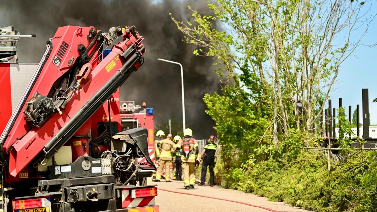 Dikke rook door brand in goederentrein bij Wognum, vuur snel geblust