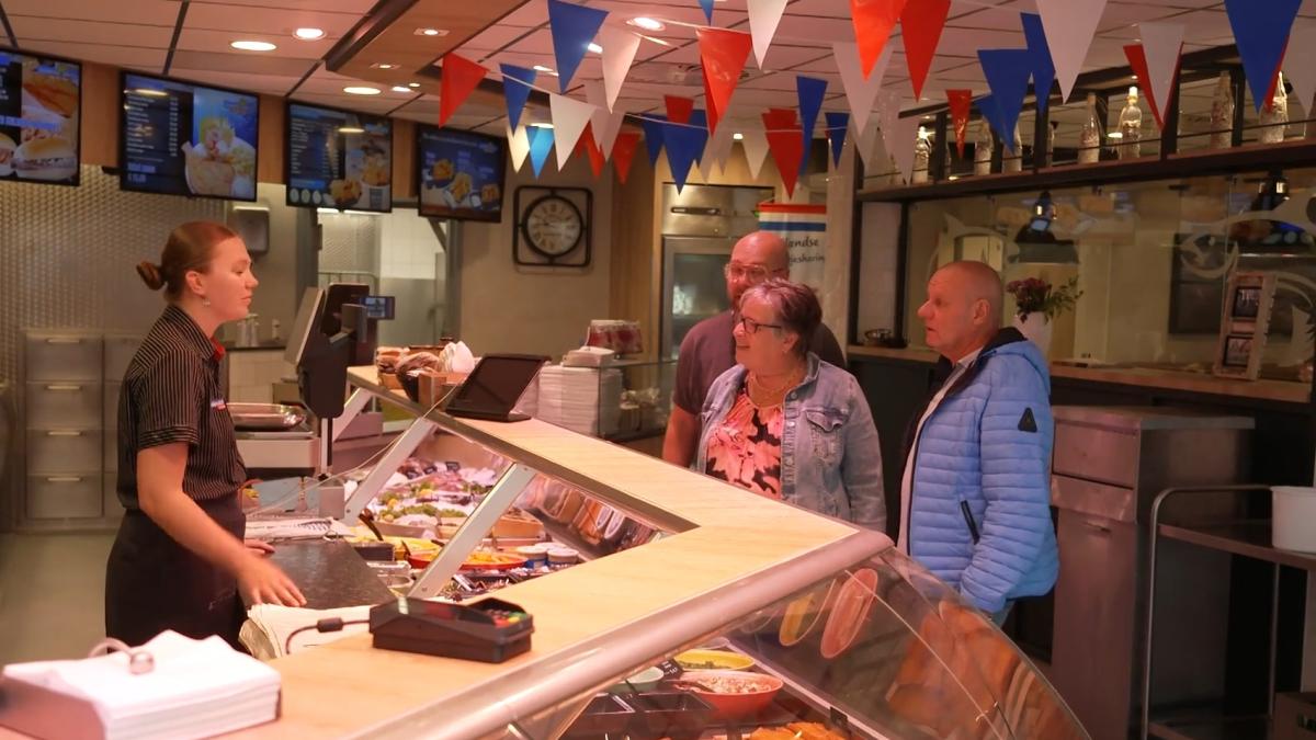 NH Zomertoer: Sjoerd eet een visje met jubilarissen in Oudeschild op Texel