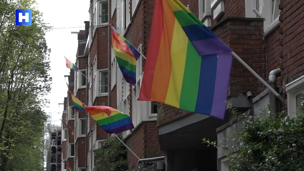 More pride flags in Rivierenbuurt after acts of vandalism: "It gets to me every time"