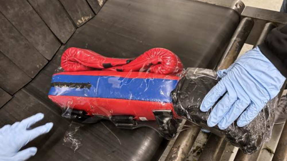 Schiphol customs makes hit: 50 kilos of cannabis found in boxing gloves and pads