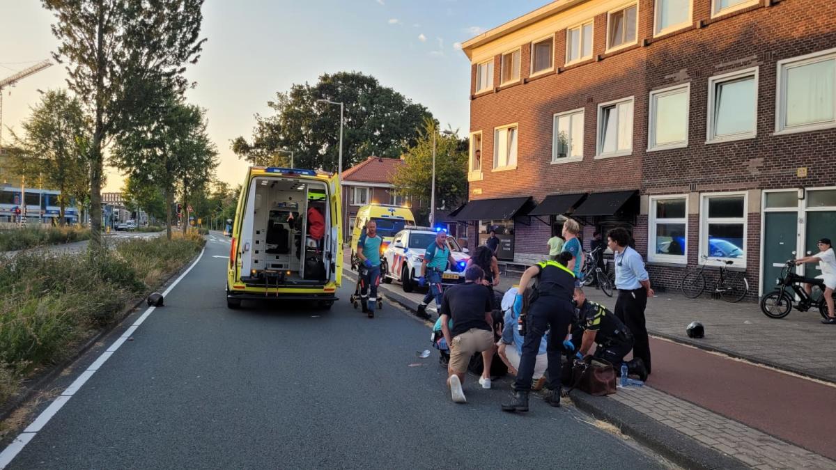 Harde val met scooter in Amsterdam-Noord: twee vrouwen met spoed naar ziekenhuis