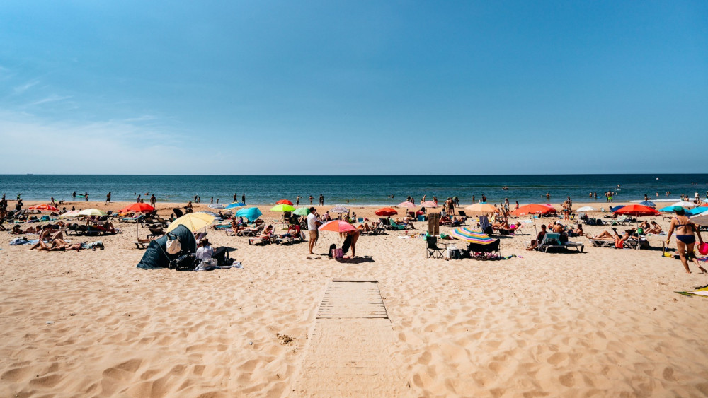 Hier betaal je de minste parkeerkosten bij het strand