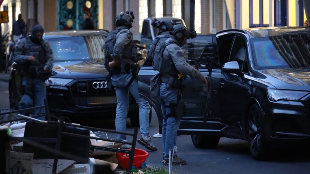 Man shot in leg at home in Zuidoost, arrest team called out