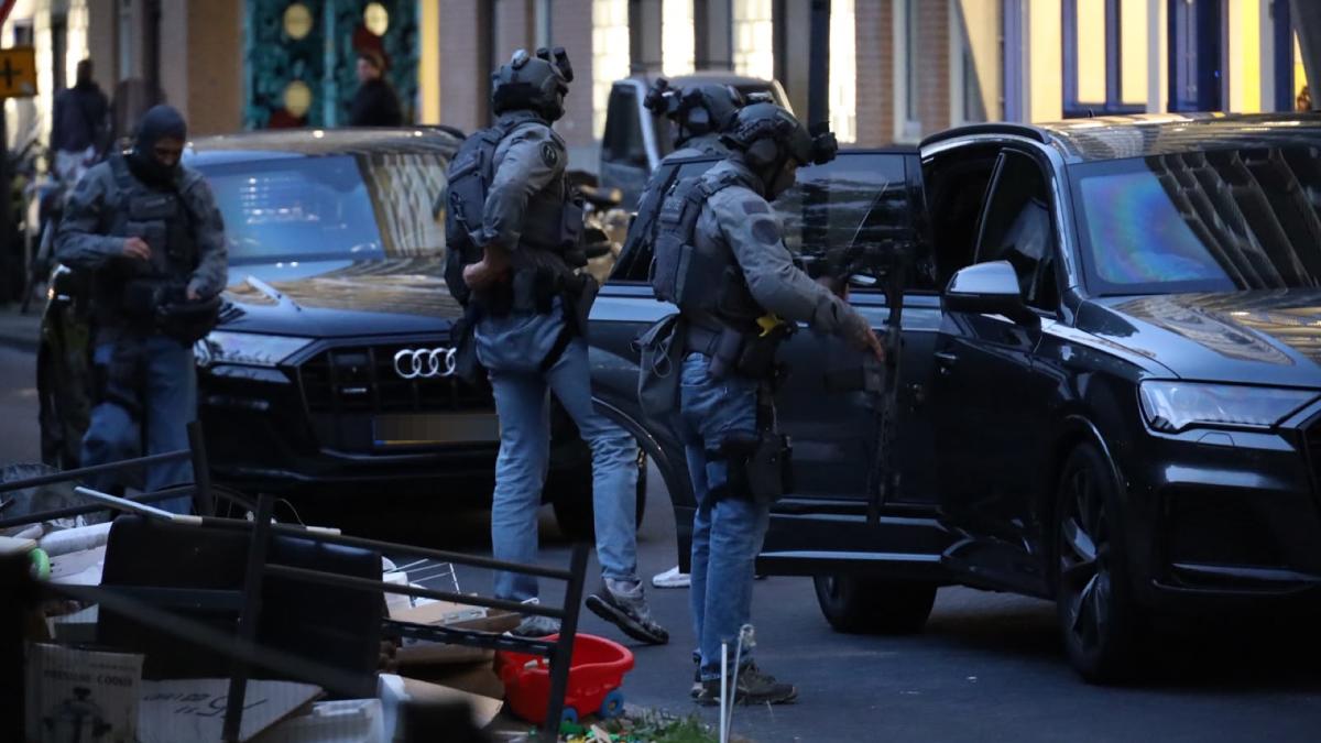Man in been geschoten in woning Amsterdam-Zuidoost, arrestatieteam opgeroepen