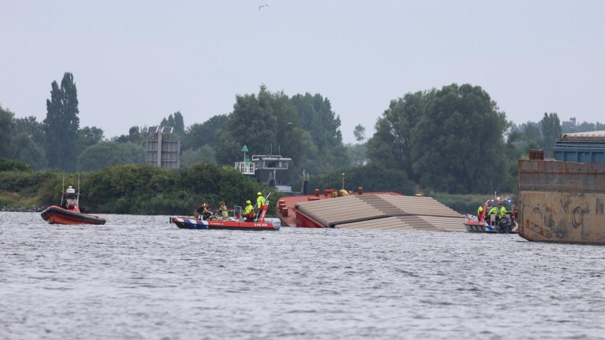Grote zoekactie naar vermiste opvarende van gezonken boot in Coenhaven