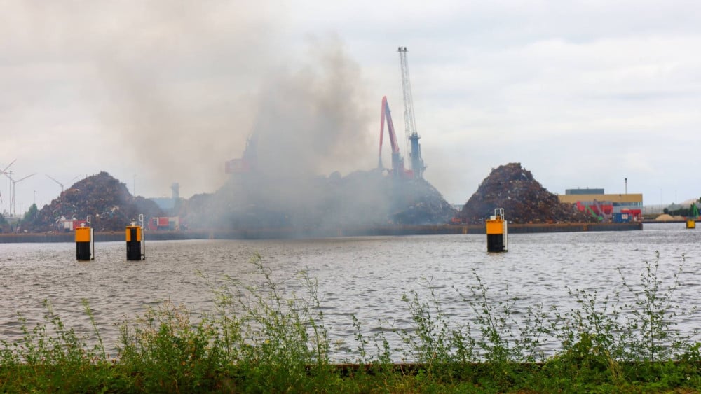 Smell of burning plastic in parts of city center due to waste fire in Westpoort
