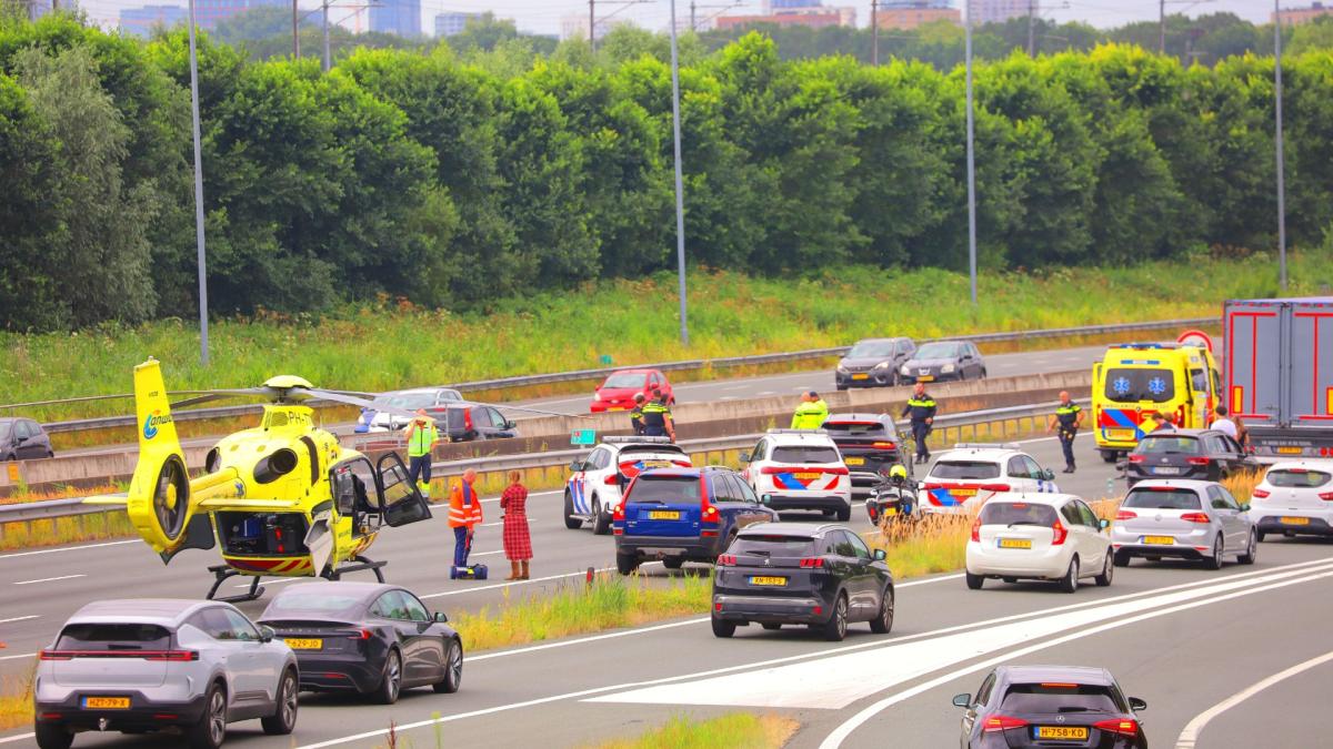 Gewonde na botsing tussen motor en auto op A1 bij Diemen