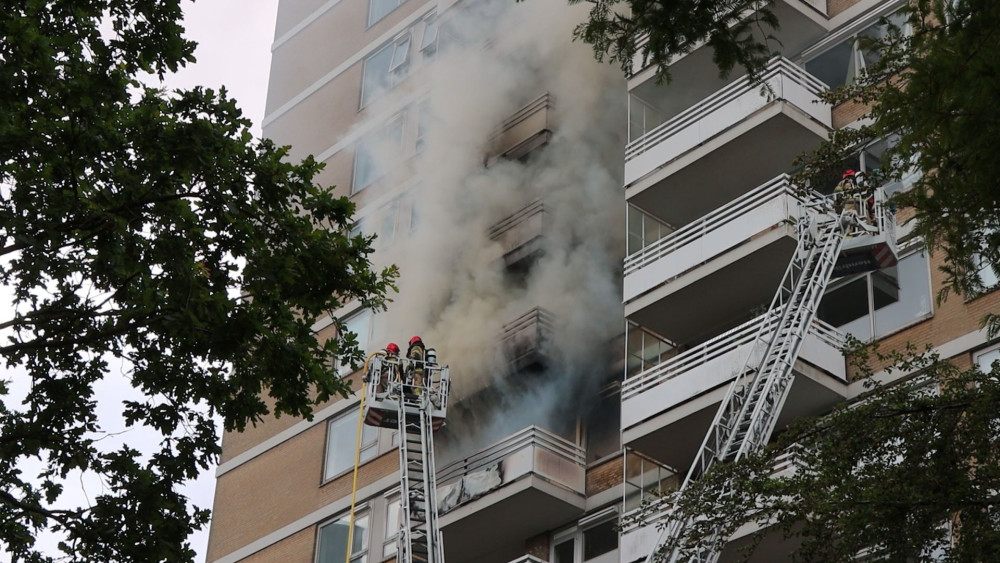 Large fire with heavy smoke in Amsterdam-Slotervaart apartment