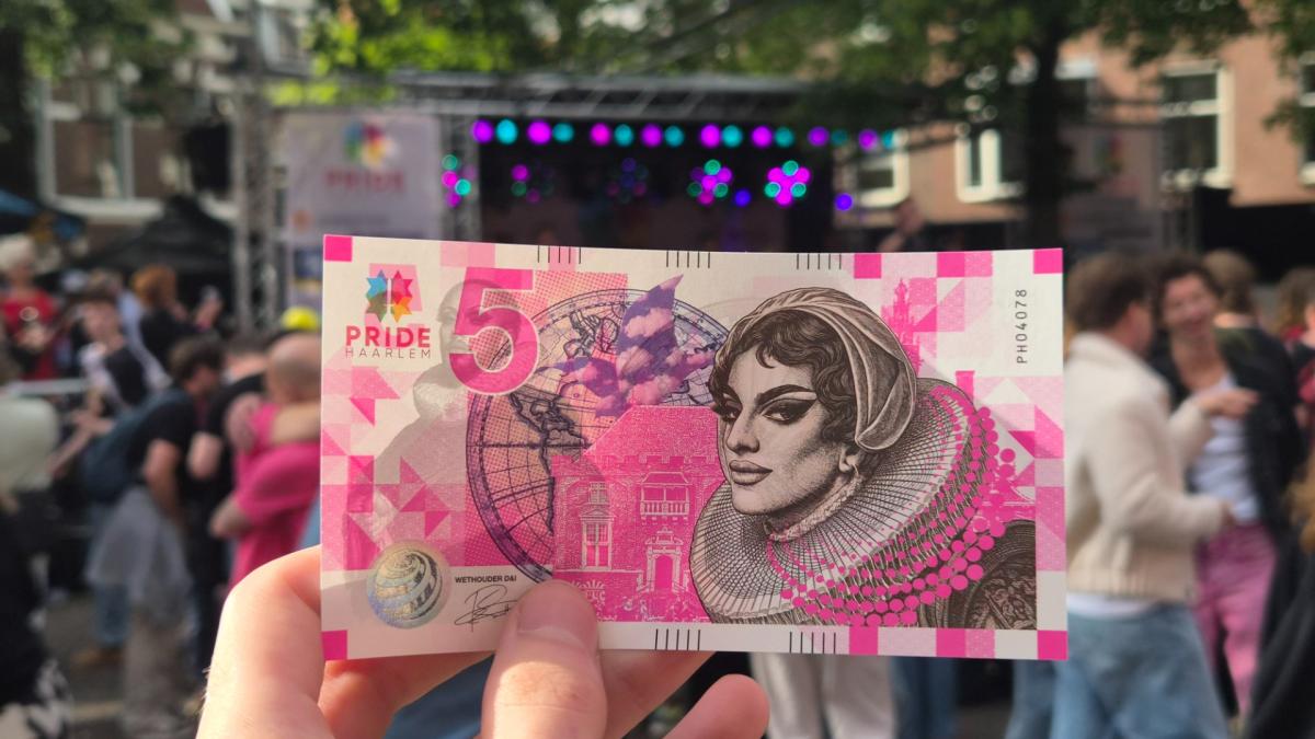 Roze bankbiljetten en eenheid tijdens Pride Haarlem: 