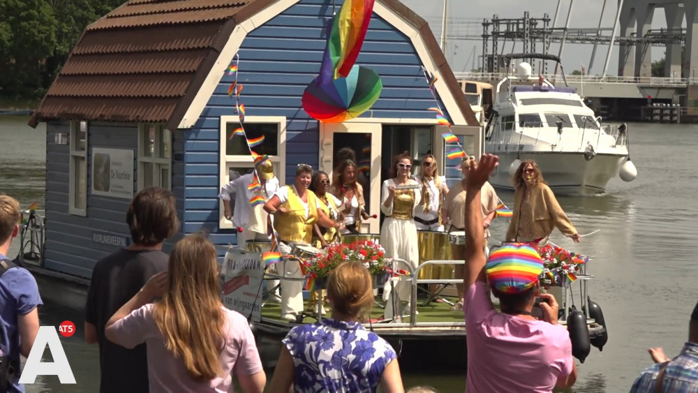 Weesp now has a Pride boat parade too: "I used to feel like the only gay in the village"