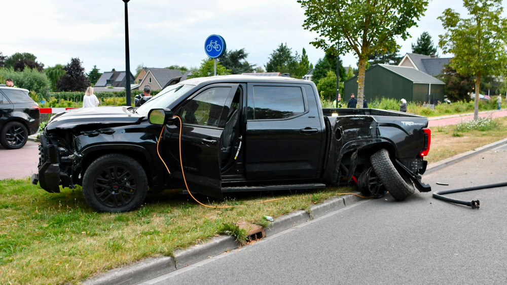 Pick-up crasht in Blokker, politie zoekt 'bebloede' man die mogelijk betrokken is Home