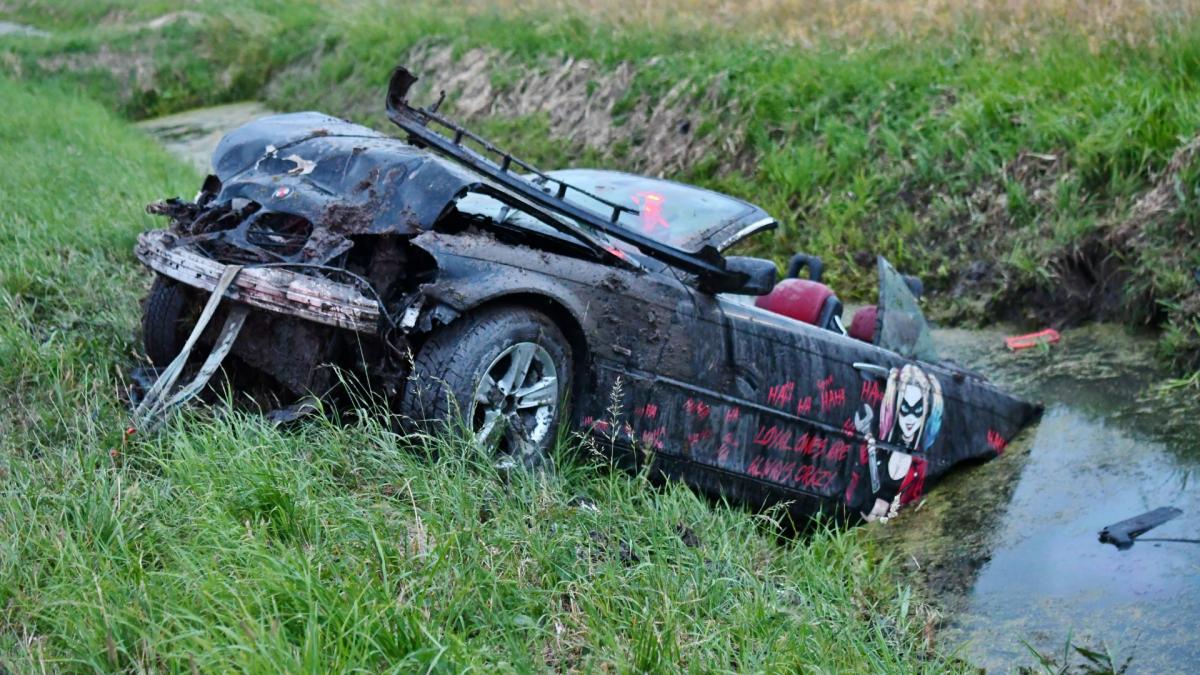 ?? Brand in dak van pand Loosdrecht • Opvallende cabrio belandt in sloot