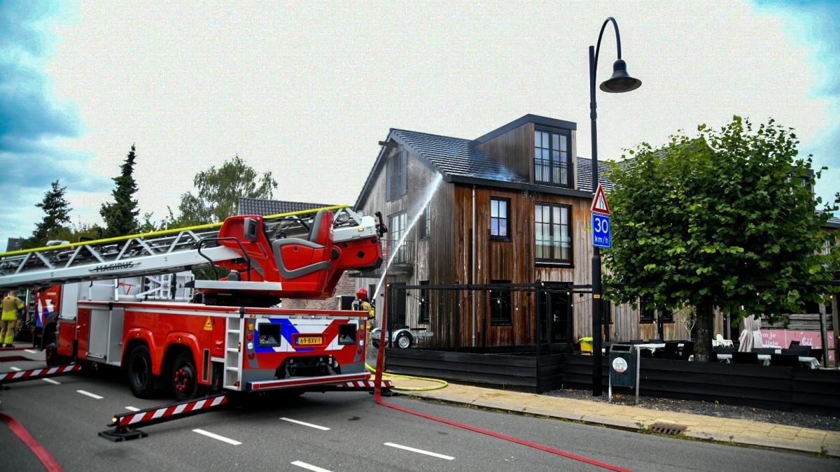 Brand in dak van pand Loosdrecht