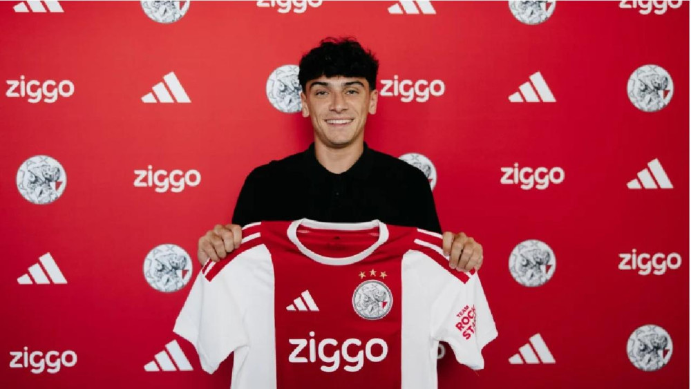 Ajax signs young striker from Juventus on loan